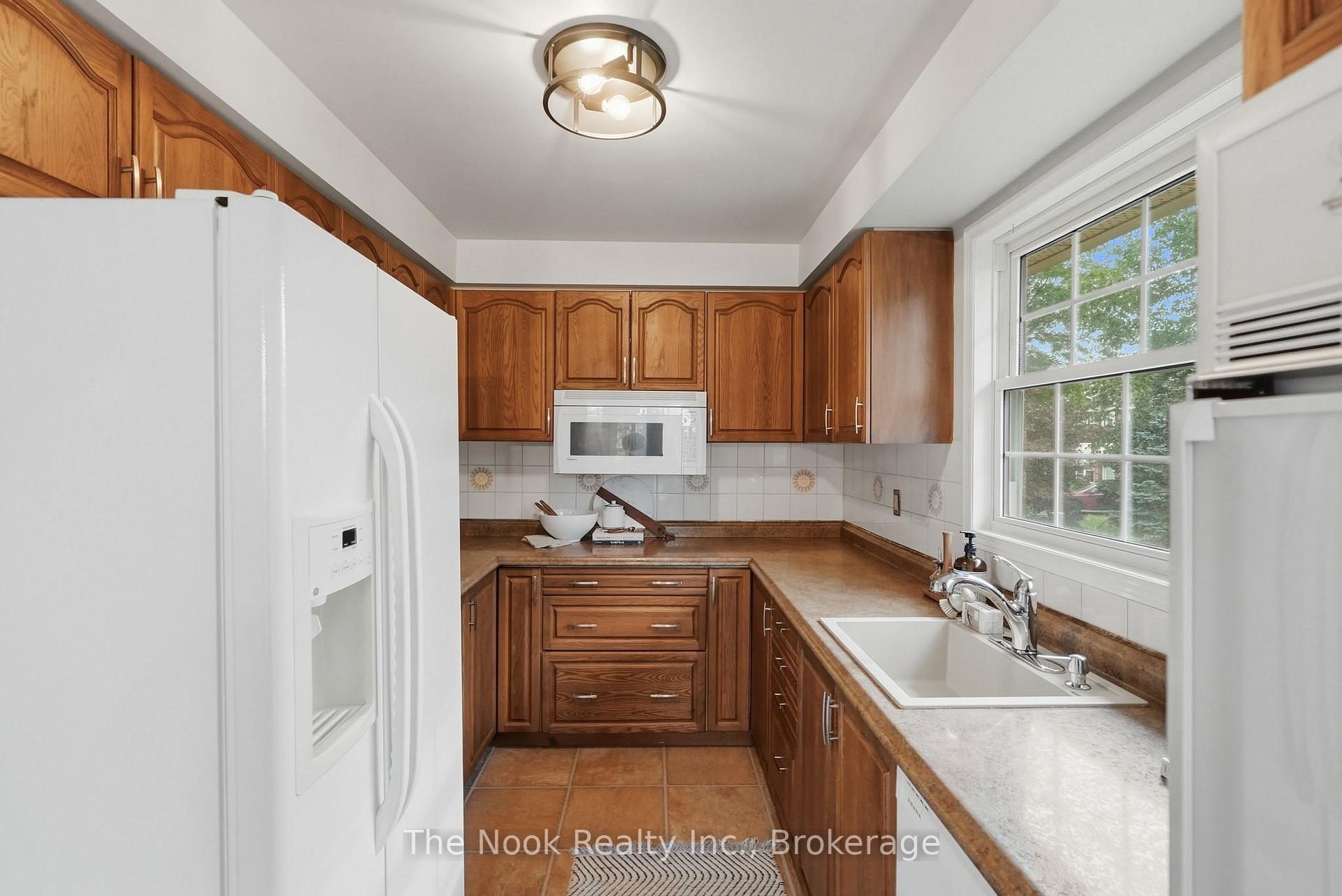 Photo 18 of 45 Bernick Crescent, Whitchurch-Stouffville, Stouffville — HOMEH