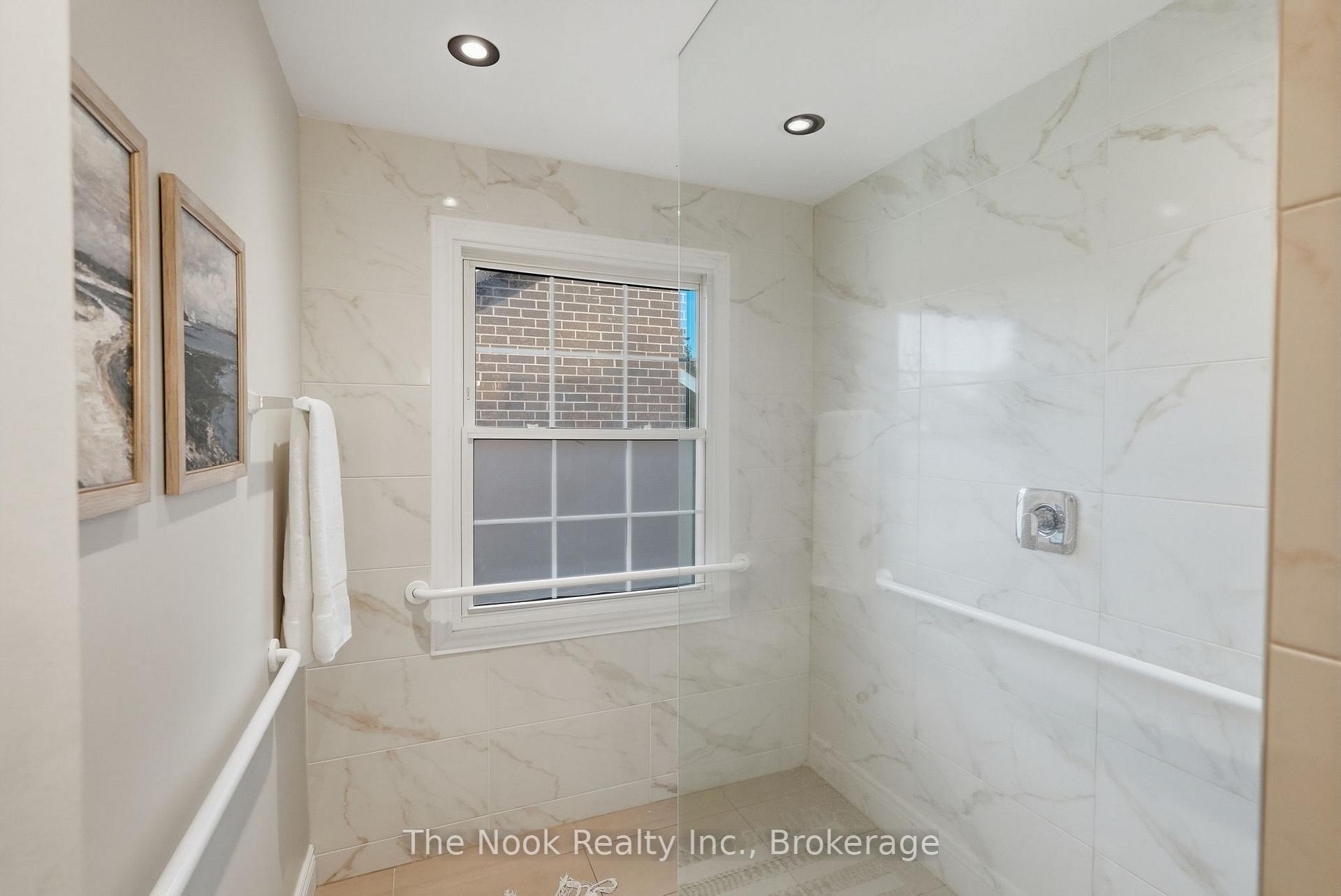 Photo 25 of 45 Bernick Crescent, Whitchurch-Stouffville, Stouffville — HOMEH