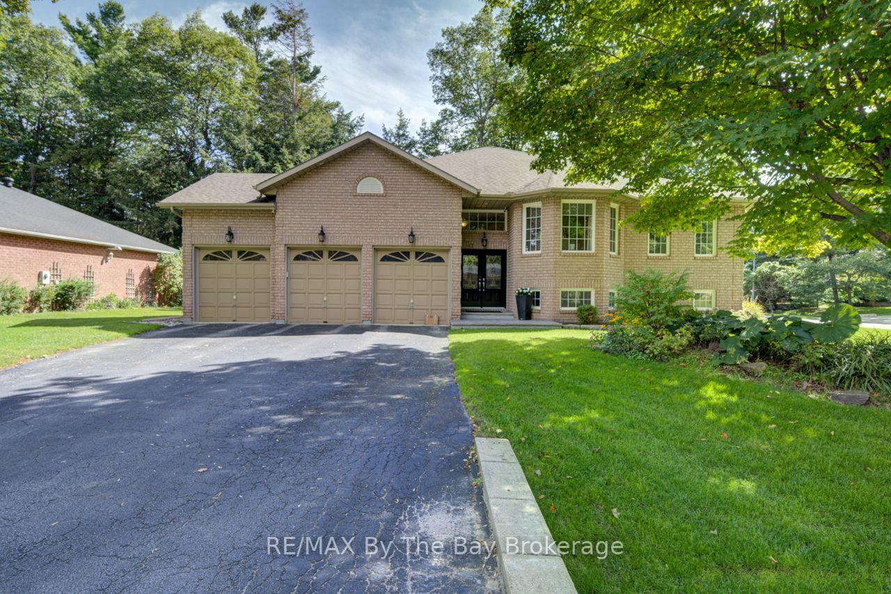 Photo 1 of 17 Downer Crescent, Wasaga Beach — HOMEH