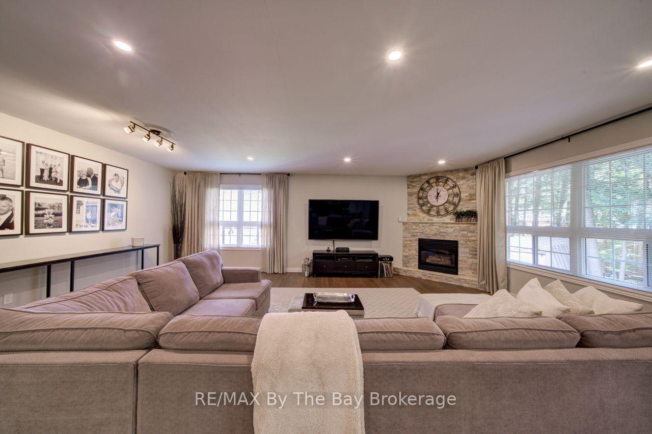Photo 4 of 17 Downer Crescent, Wasaga Beach — HOMEH