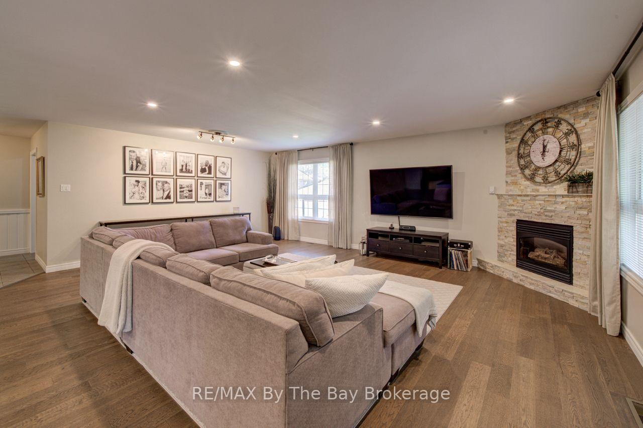 Photo 5 of 17 Downer Crescent, Wasaga Beach — HOMEH