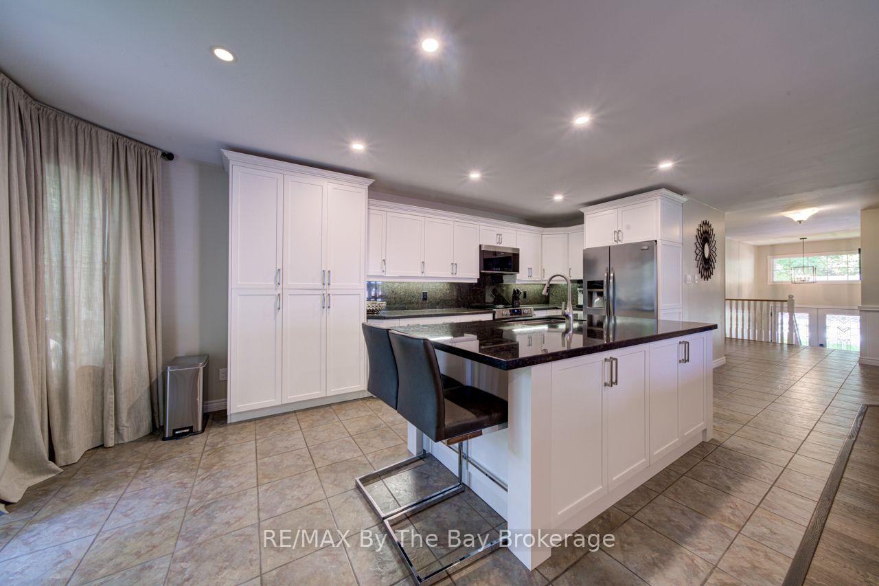Photo 7 of 17 Downer Crescent, Wasaga Beach — HOMEH