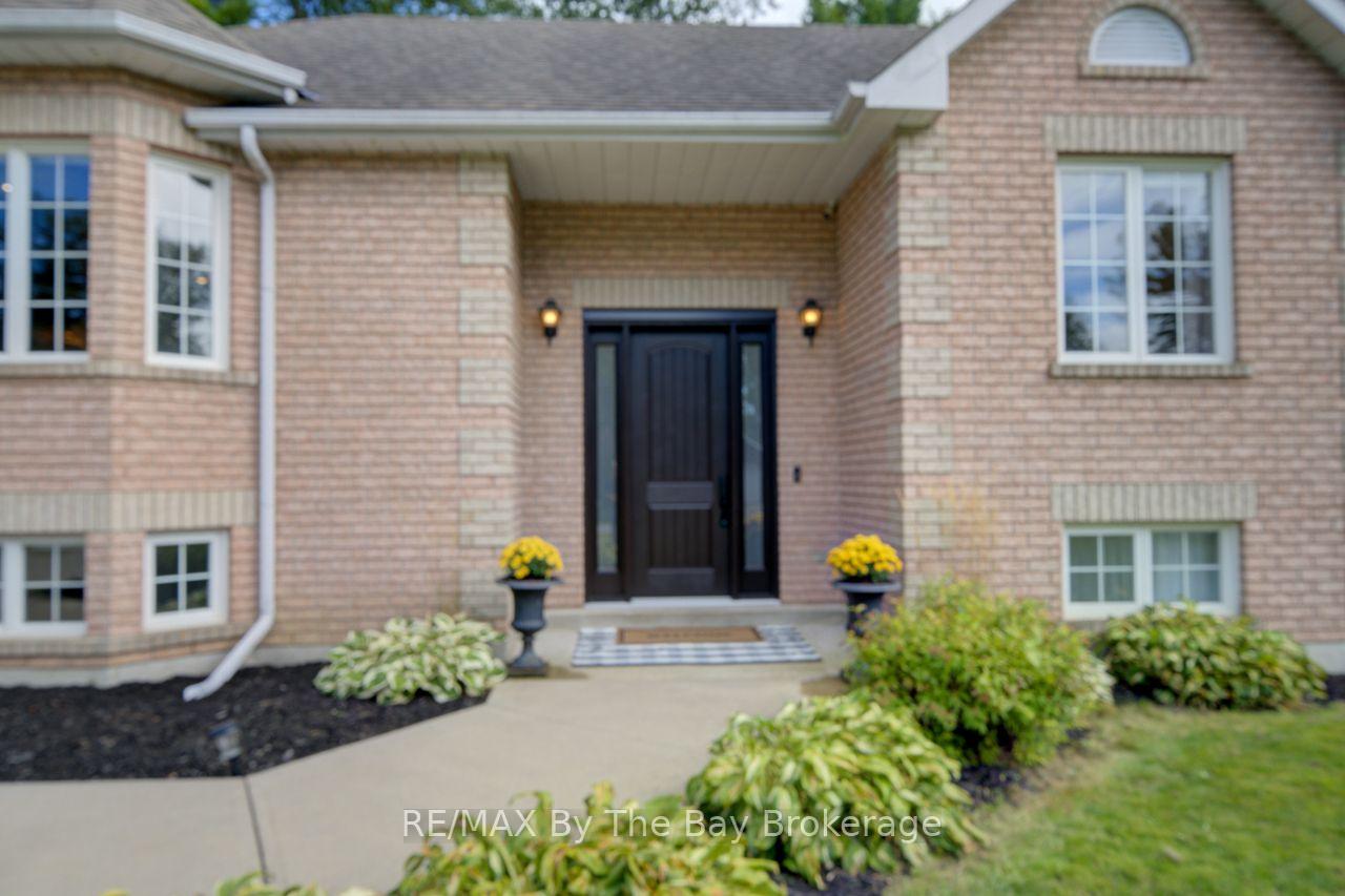 Photo 3 of 29 Downer Crescent, Wasaga Beach — HOMEH