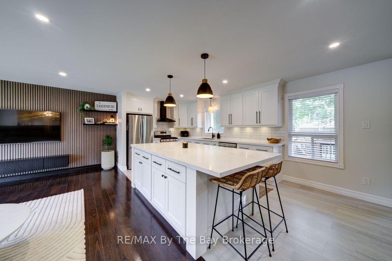 Photo 5 of 29 Downer Crescent, Wasaga Beach — HOMEH