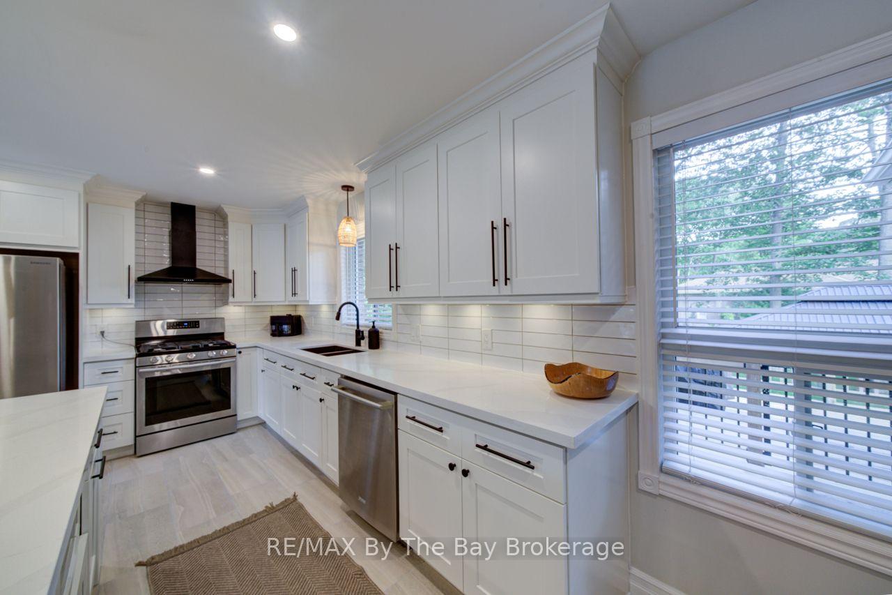 Photo 7 of 29 Downer Crescent, Wasaga Beach — HOMEH