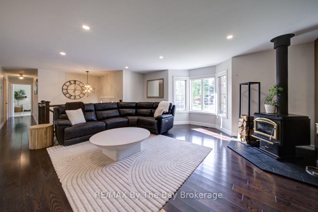 Photo 9 of 29 Downer Crescent, Wasaga Beach — HOMEH