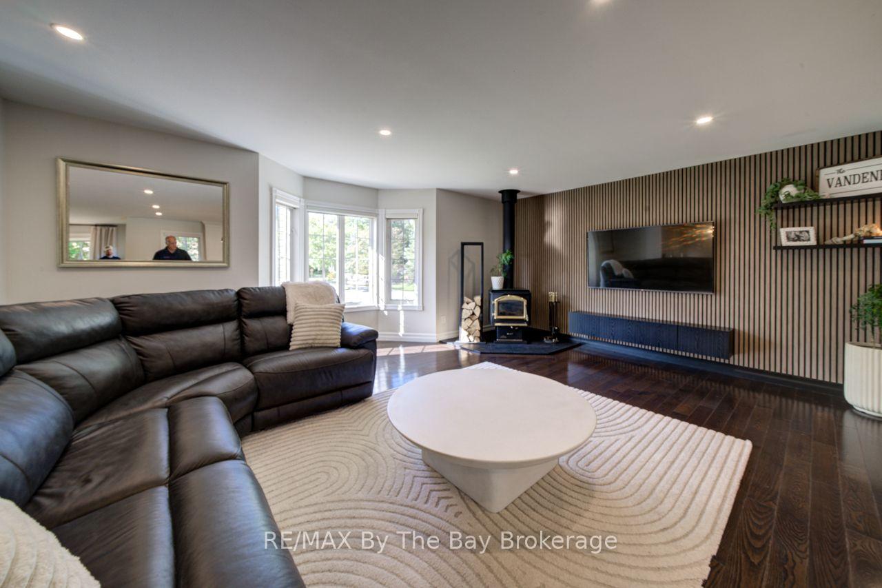 Photo 10 of 29 Downer Crescent, Wasaga Beach — HOMEH