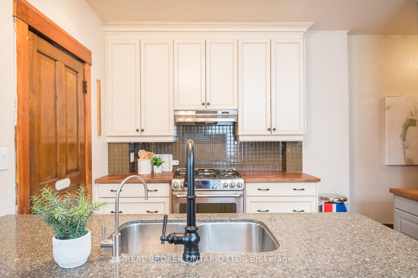 Photo 18 of 207 Waterloo Street N, Cambridge, Preston South — HOMEH
