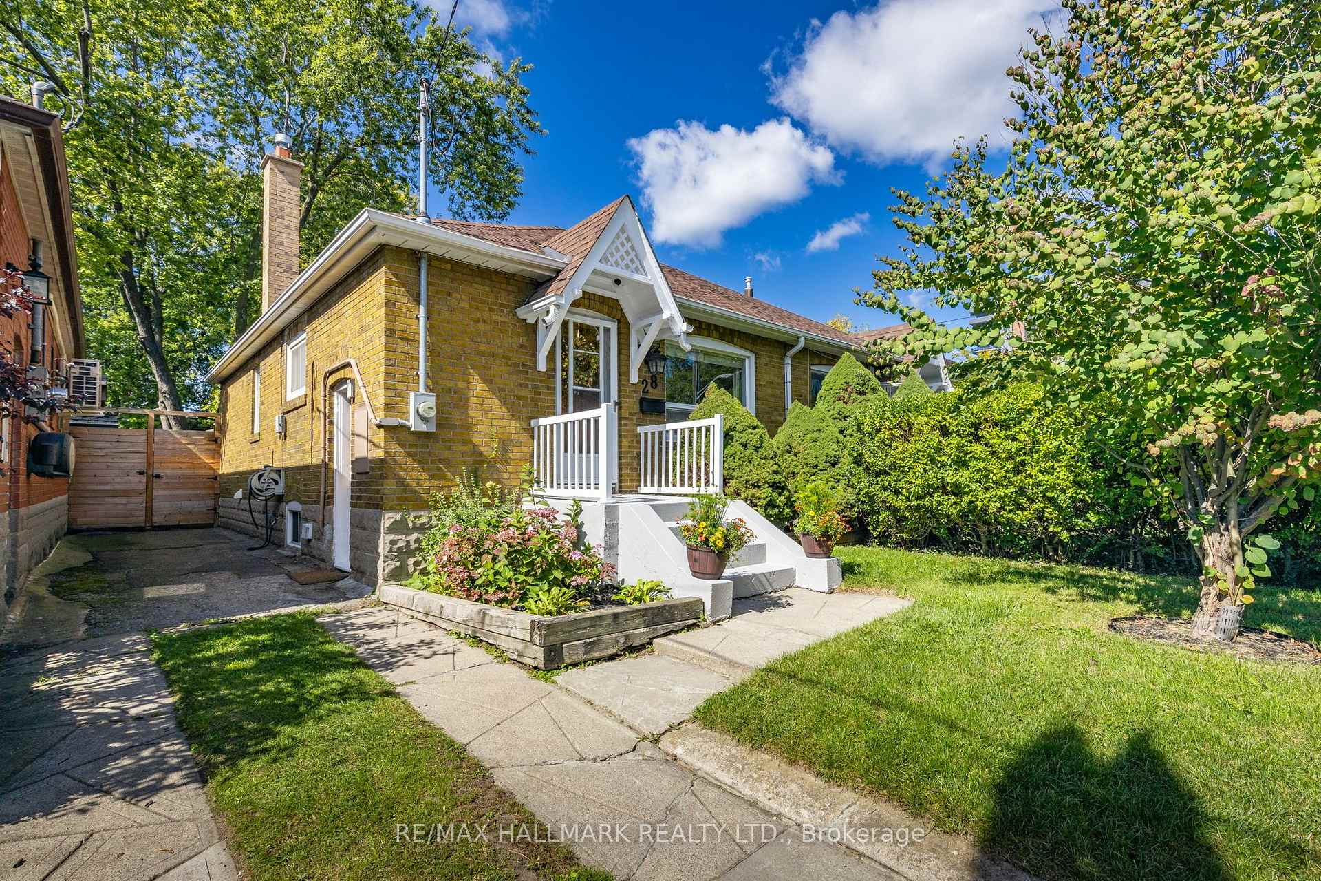 Photo 2 of 28 Thora Avenue, Scarborough, Oakridge — HOMEH