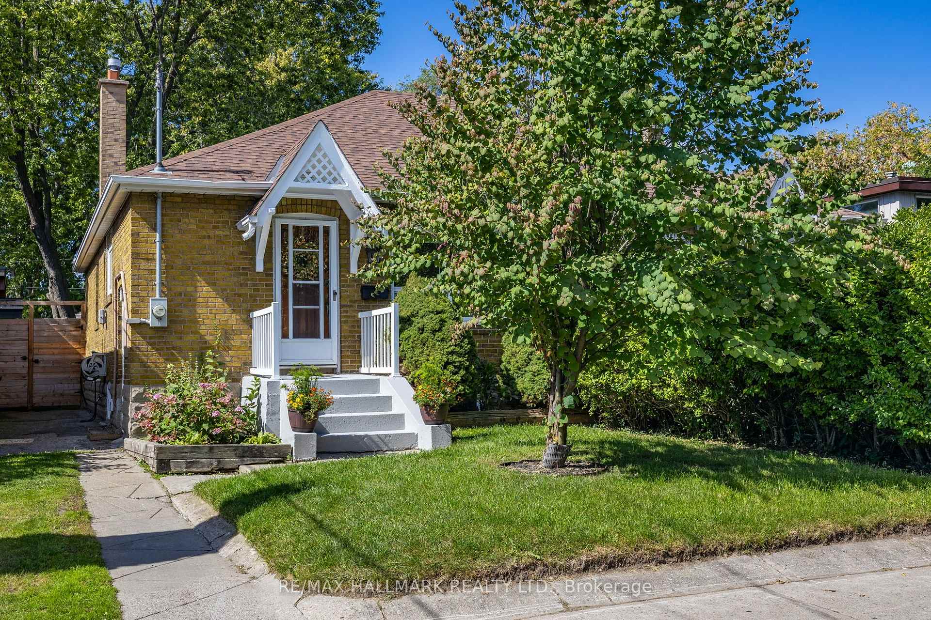 Photo 3 of 28 Thora Avenue, Scarborough, Oakridge — HOMEH