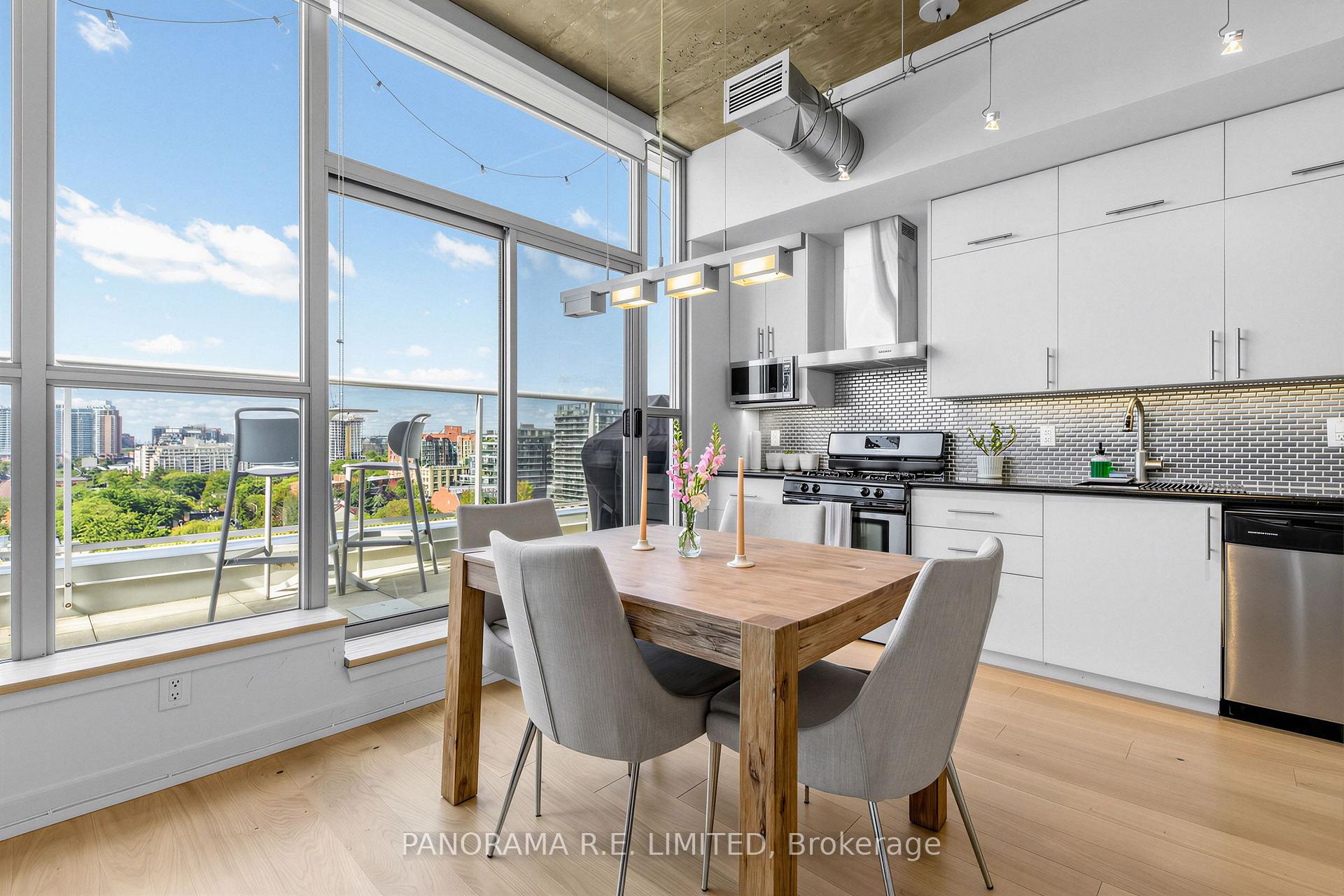 Photo 4 of Unit 1013, 60 Bathurst Street, Toronto, Niagara — HOMEH