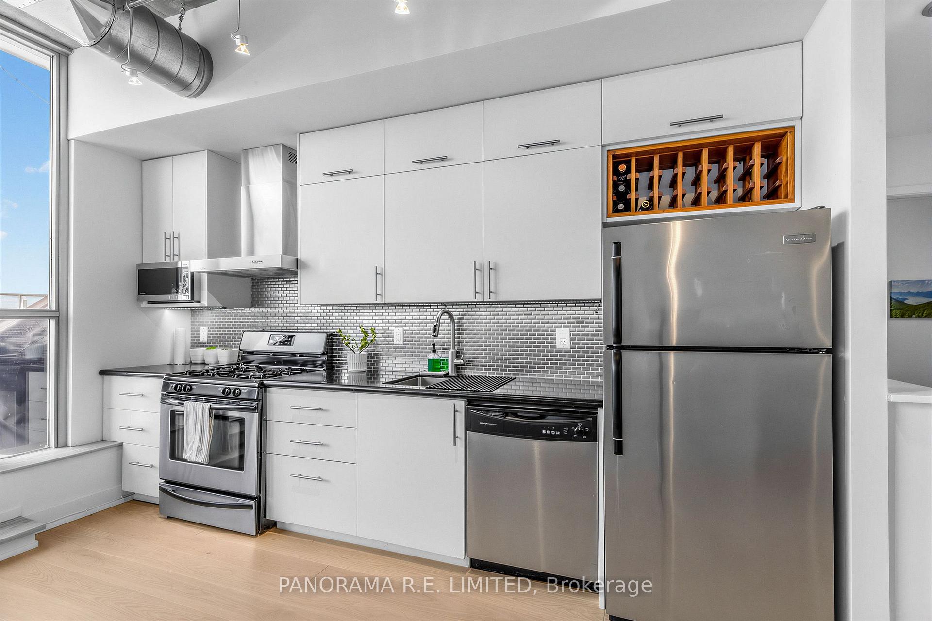 Photo 5 of Unit 1013, 60 Bathurst Street, Toronto, Niagara — HOMEH