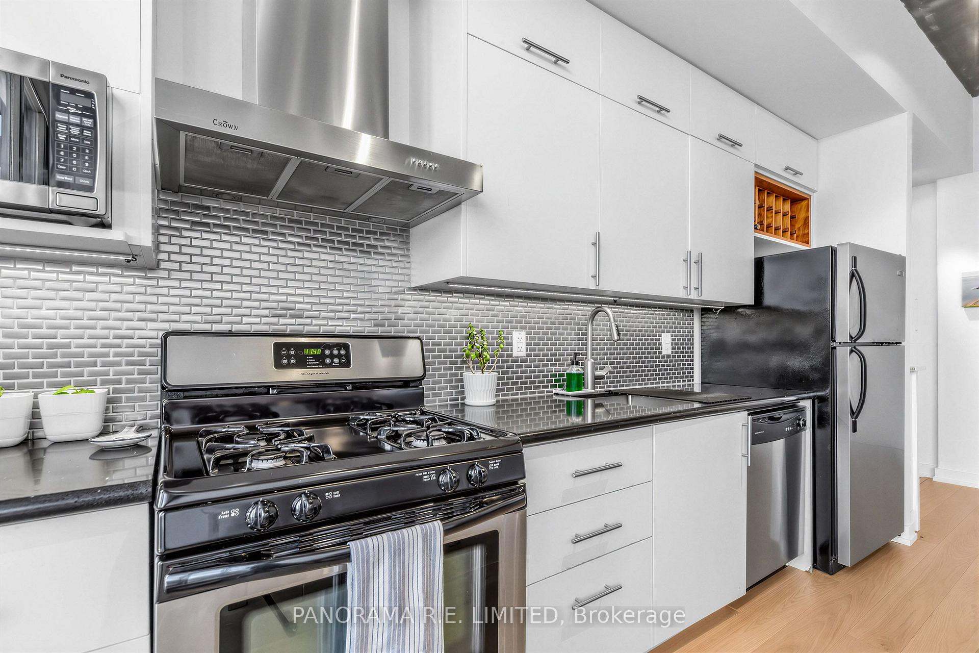 Photo 8 of Unit 1013, 60 Bathurst Street, Toronto, Niagara — HOMEH