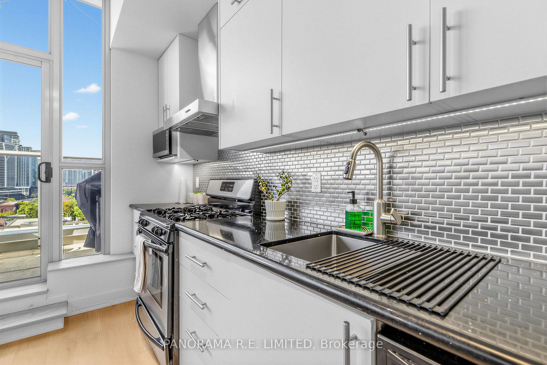 Photo 6 of Unit 1013, 60 Bathurst Street, Toronto, Niagara — HOMEH
