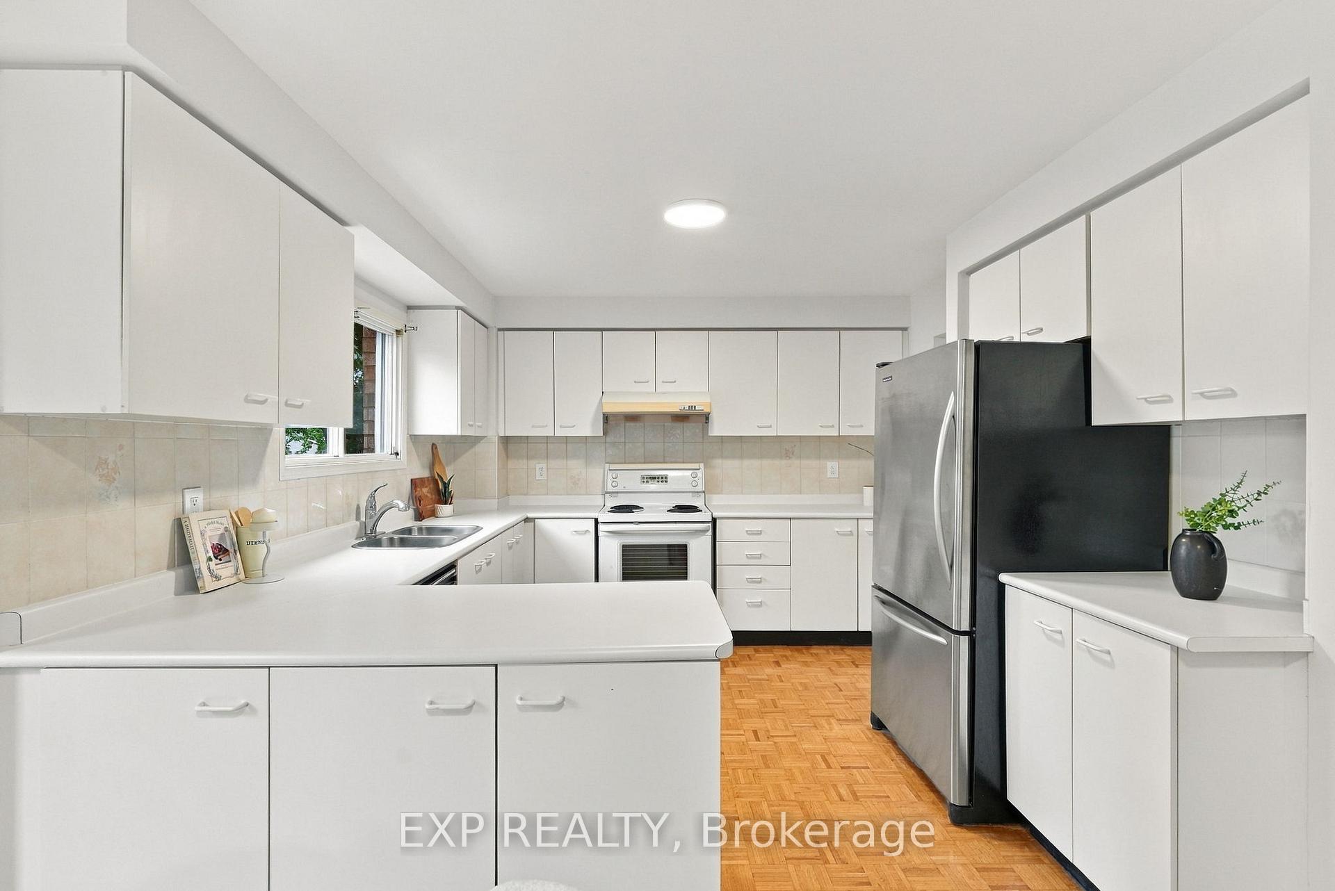 Photo 9 of 56 Ingleborough Court, Markham, Unionville — HOMEH