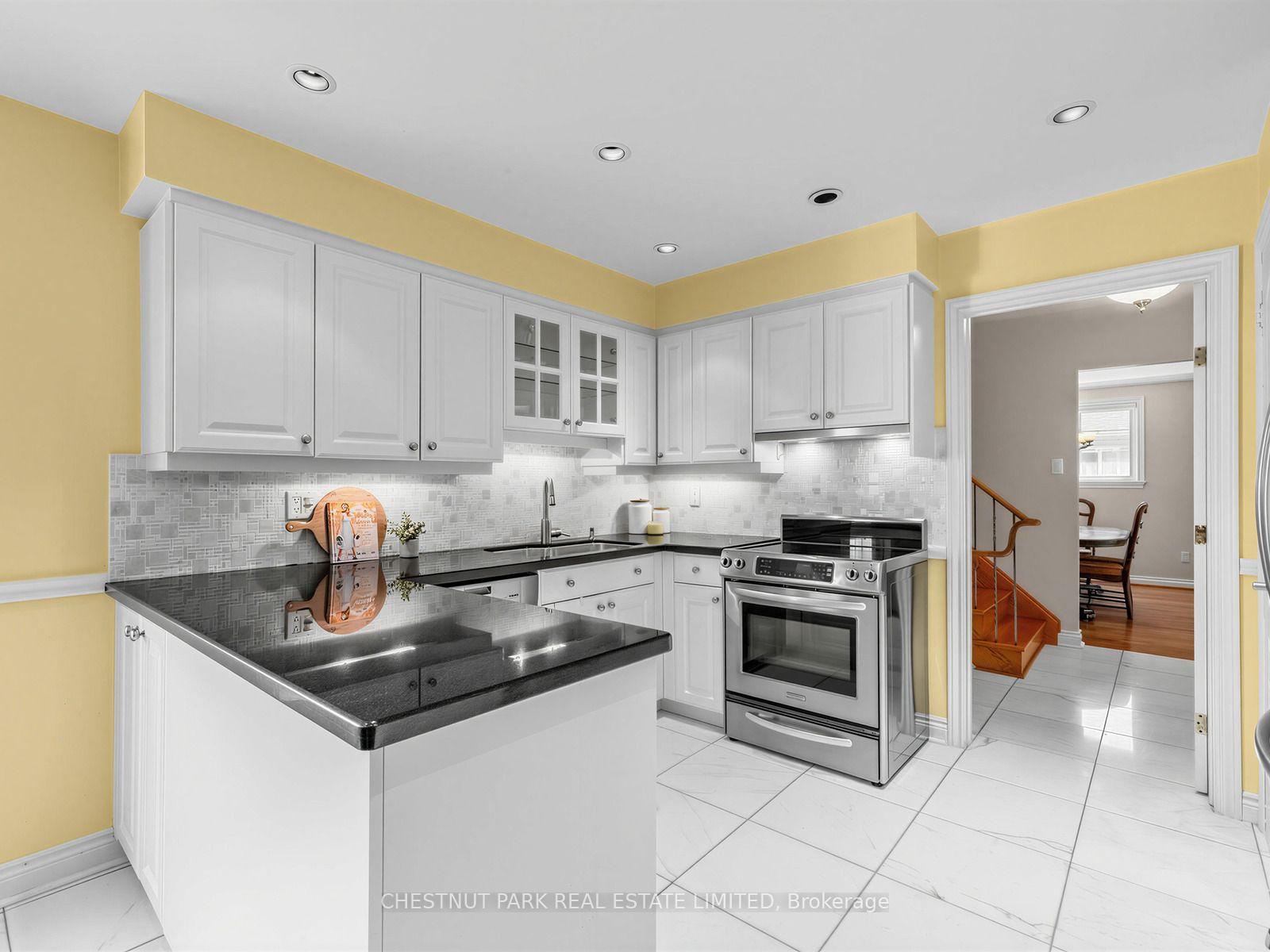 Photo 11 of 11 Doubletree Road, North York, Pleasant View — HOMEH