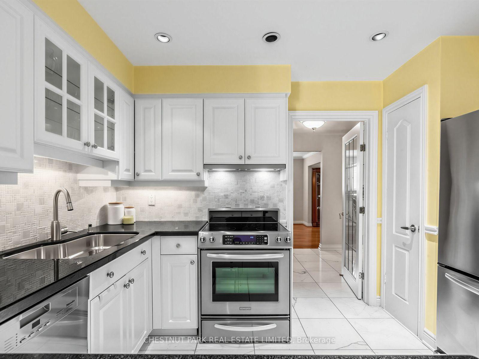 Photo 13 of 11 Doubletree Road, North York, Pleasant View — HOMEH