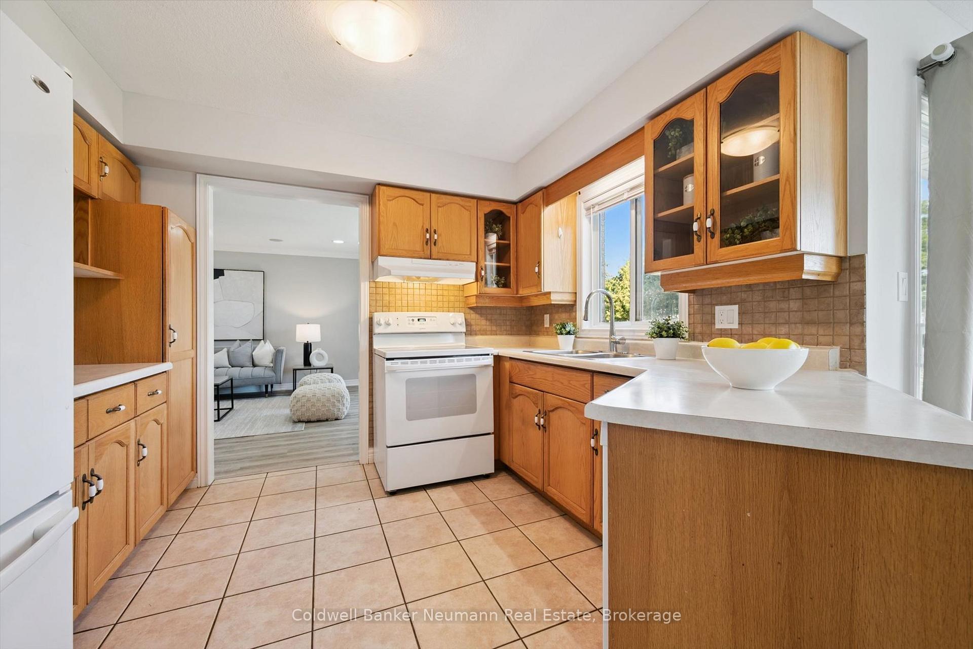 Photo 11 of 235 Deerpath Drive, Guelph, Willow West/Sugarbush/West Acres — HOMEH