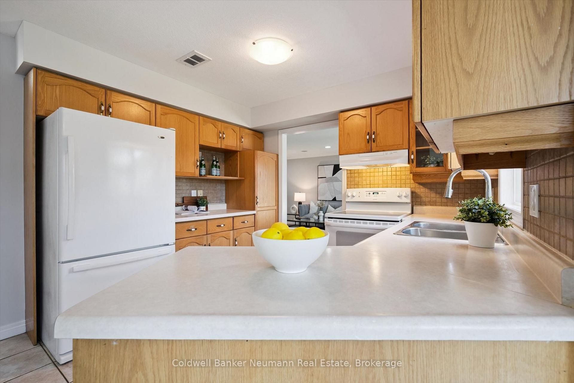 Photo 12 of 235 Deerpath Drive, Guelph, Willow West/Sugarbush/West Acres — HOMEH
