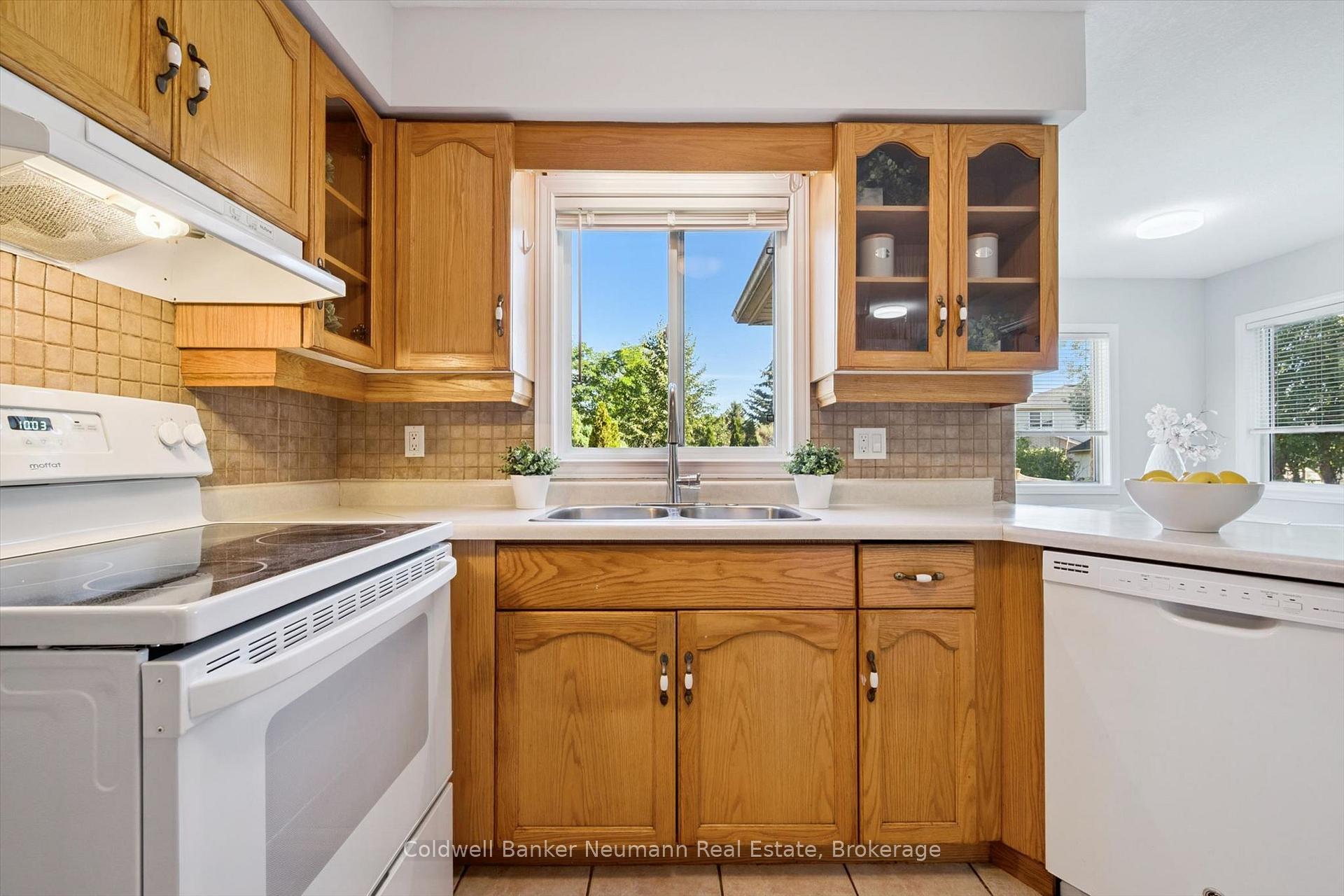 Photo 14 of 235 Deerpath Drive, Guelph, Willow West/Sugarbush/West Acres — HOMEH