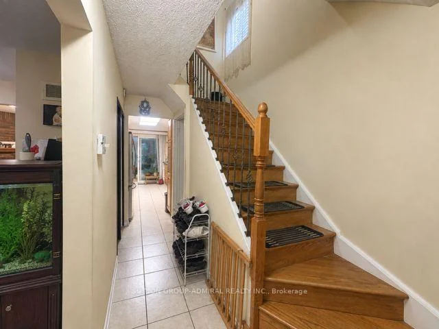 Photo 3 of 168 Mabley Crescent, Vaughan, Lakeview Estates — HOMEH