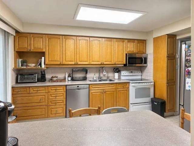 Photo 4 of 168 Mabley Crescent, Vaughan, Lakeview Estates — HOMEH