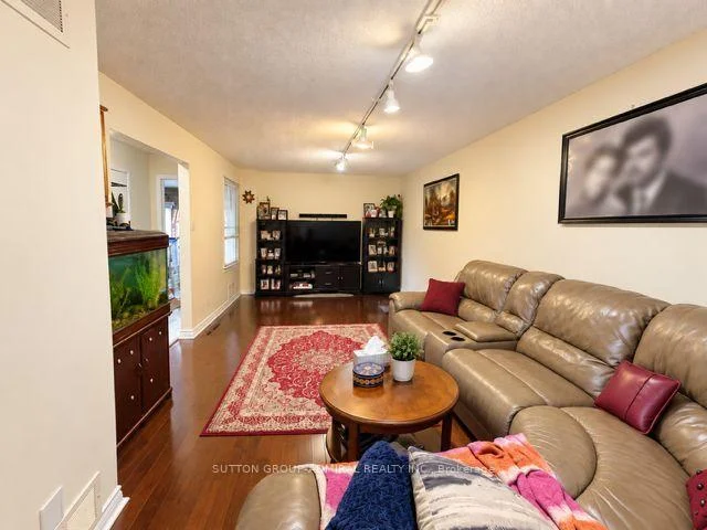 Photo 7 of 168 Mabley Crescent, Vaughan, Lakeview Estates — HOMEH