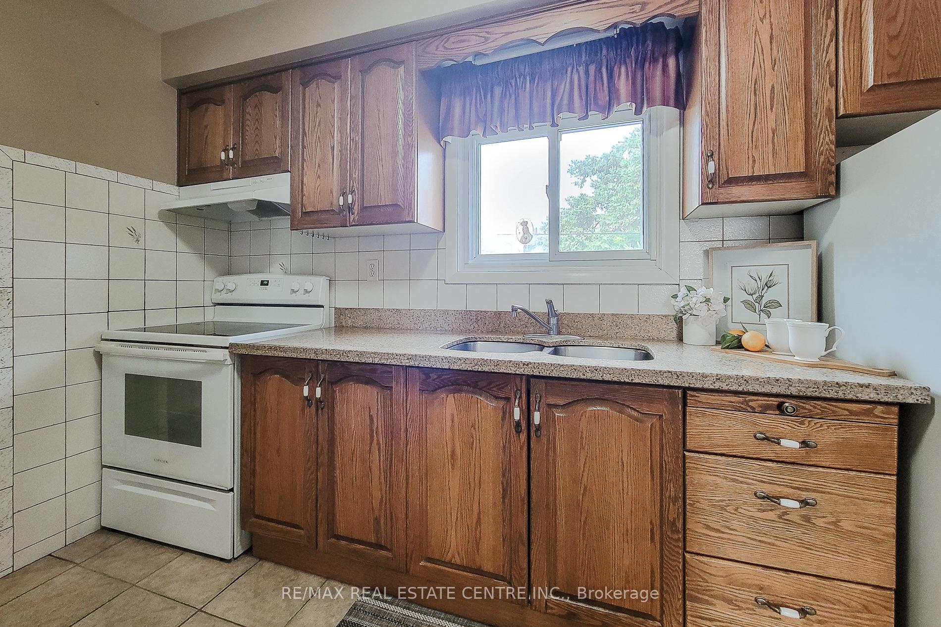 Photo 7 of 137 East 16th Street, Hamilton, Inch Park — HOMEH