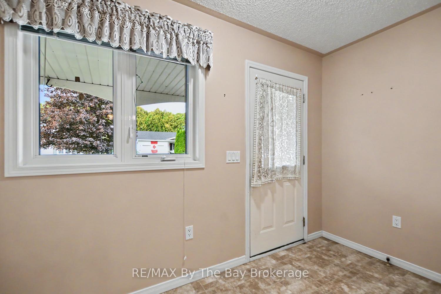Photo 10 of 30 St James Place, Wasaga Beach — HOMEH