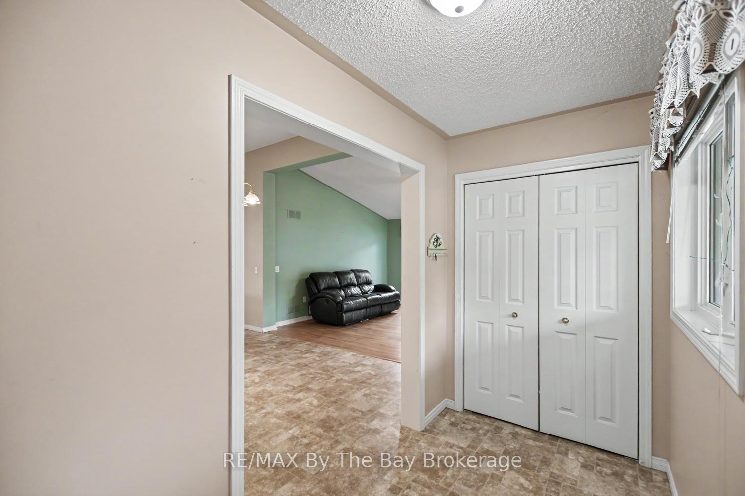 Photo 11 of 30 St James Place, Wasaga Beach — HOMEH