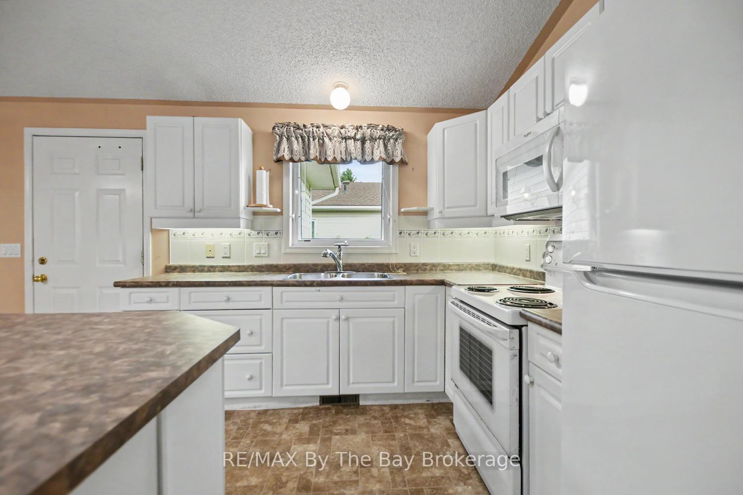 Photo 12 of 30 St James Place, Wasaga Beach — HOMEH