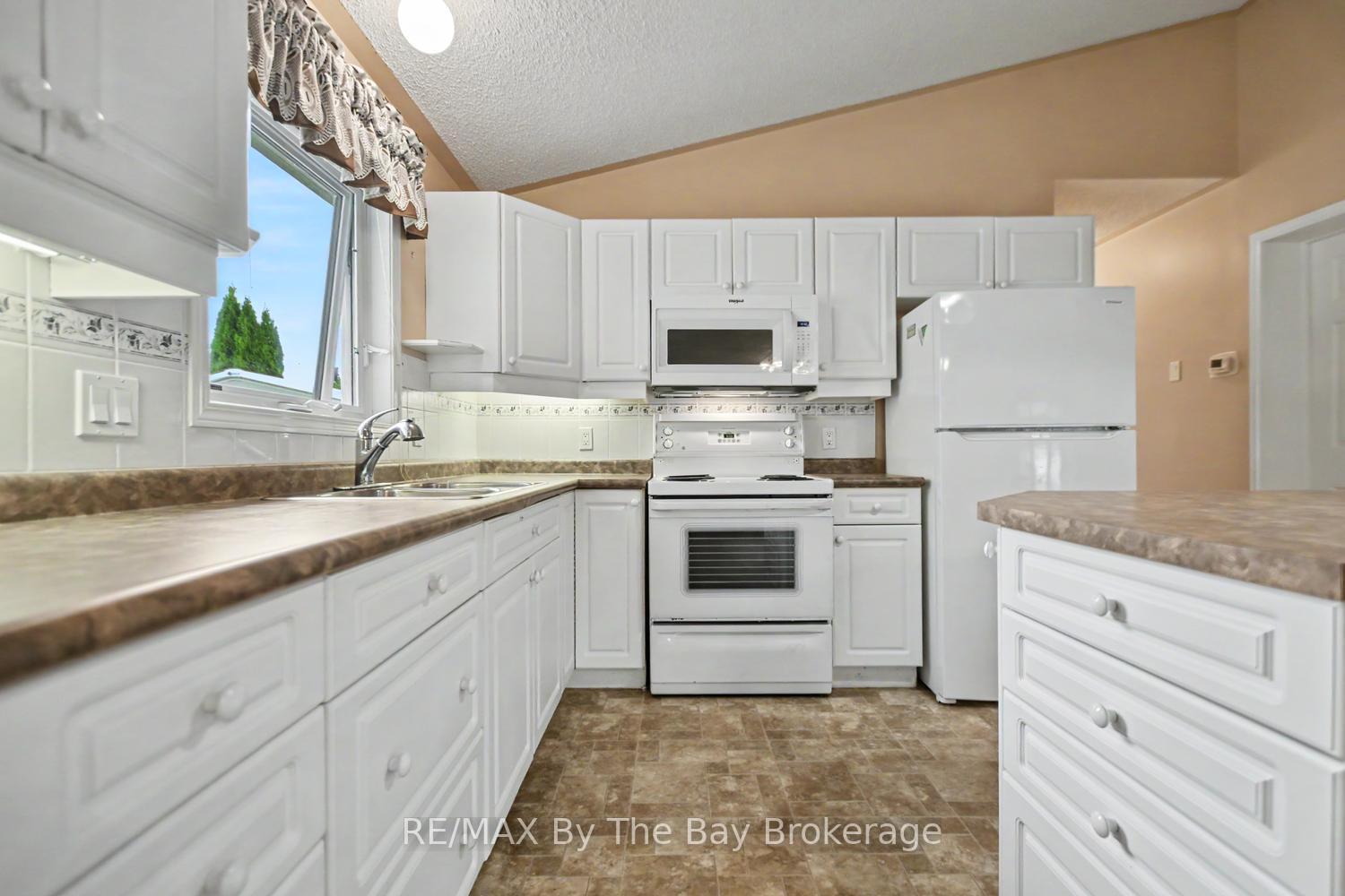 Photo 13 of 30 St James Place, Wasaga Beach — HOMEH