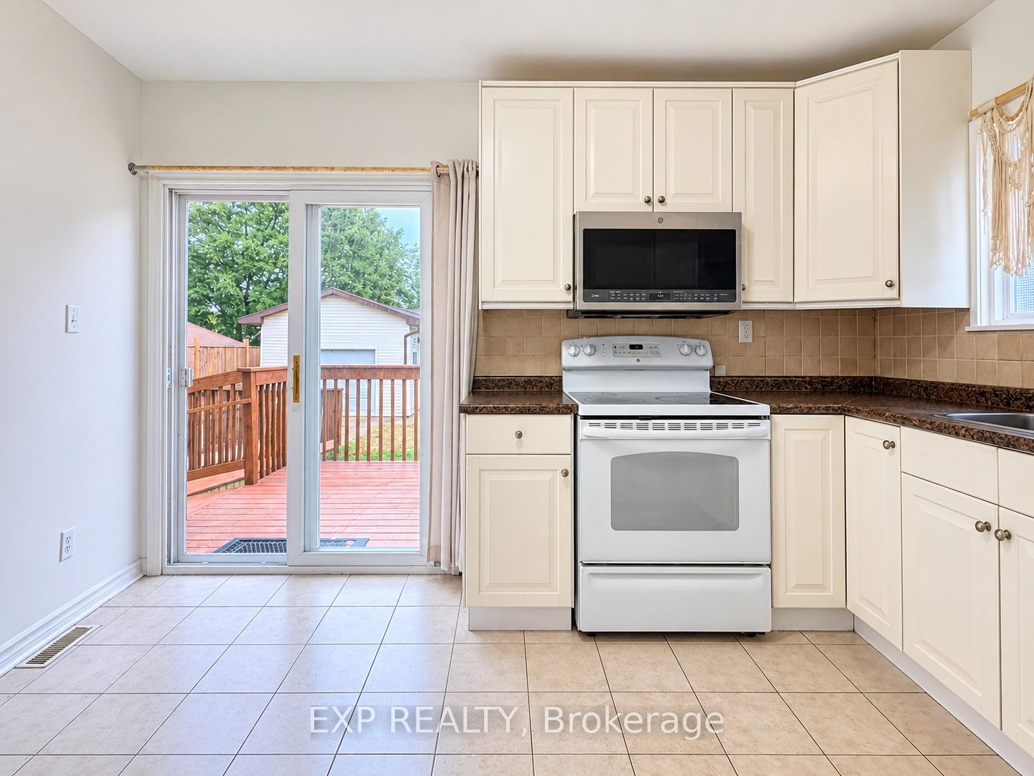 Photo 15 of 4883 Simcoe Street, Niagara Falls, Cherrywood — HOMEH