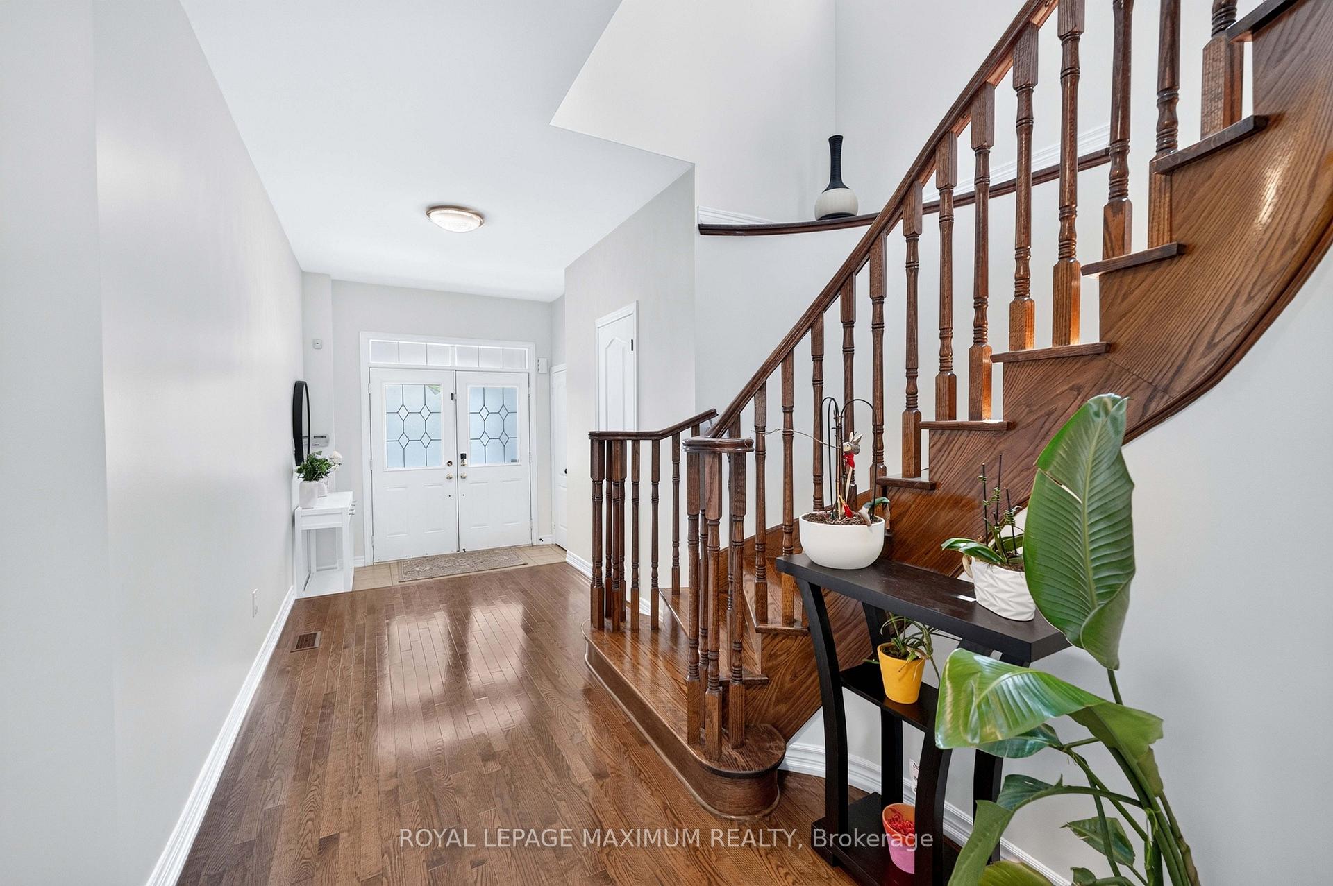 Photo 4 of 95 White Beach Crescent, Vaughan, Patterson — HOMEH