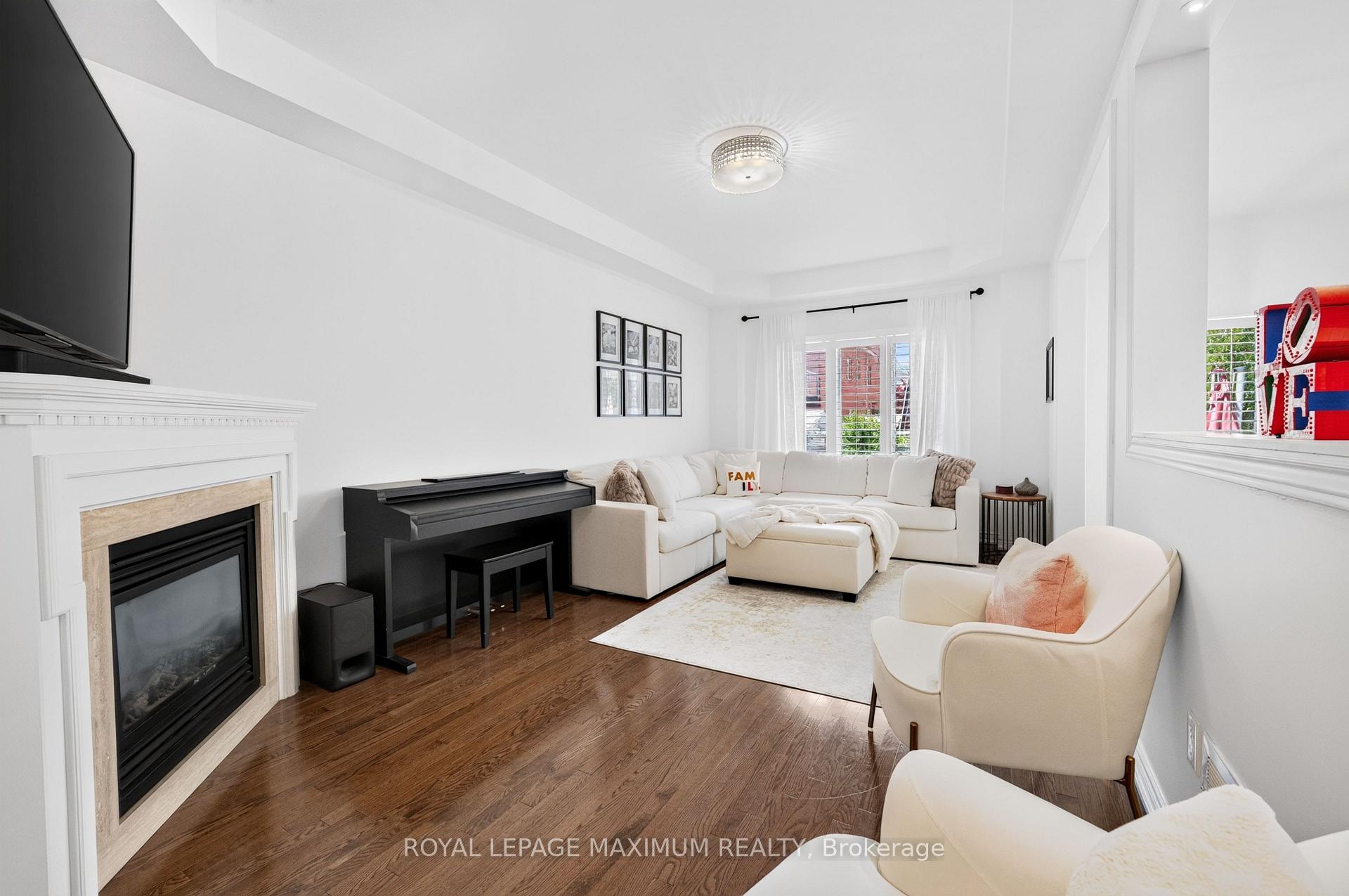Photo 5 of 95 White Beach Crescent, Vaughan, Patterson — HOMEH
