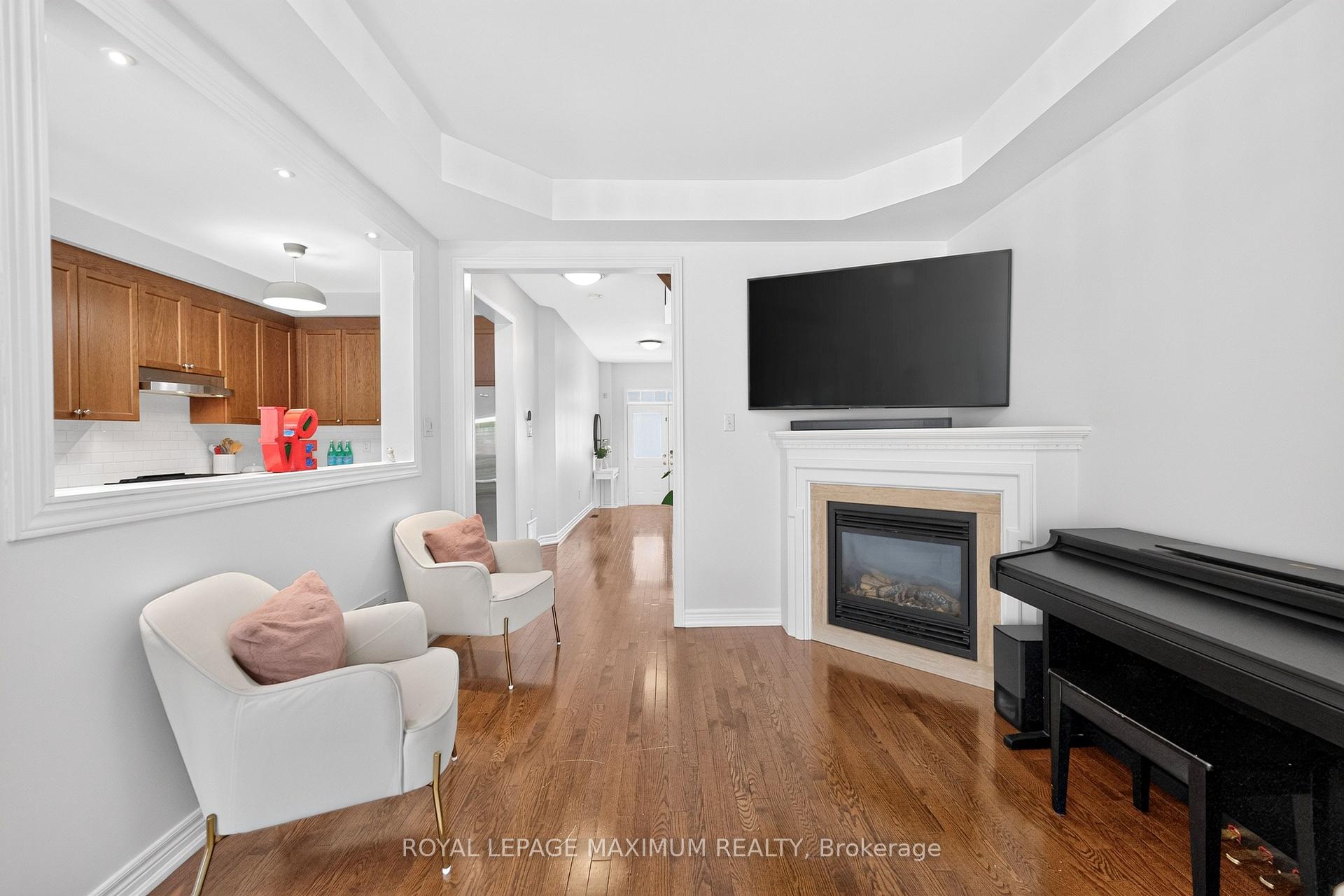 Photo 9 of 95 White Beach Crescent, Vaughan, Patterson — HOMEH