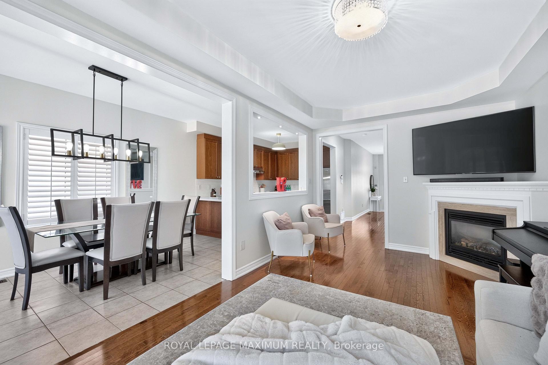 Photo 10 of 95 White Beach Crescent, Vaughan, Patterson — HOMEH