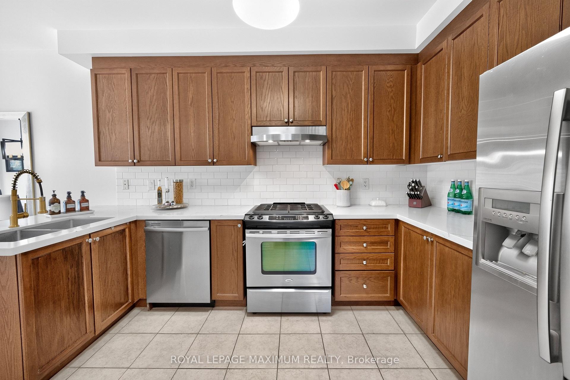 Photo 11 of 95 White Beach Crescent, Vaughan, Patterson — HOMEH