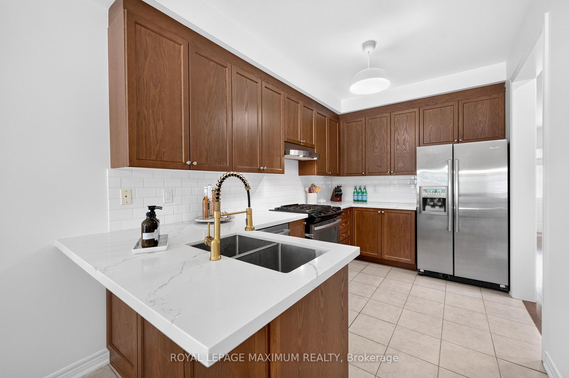 Photo 12 of 95 White Beach Crescent, Vaughan, Patterson — HOMEH