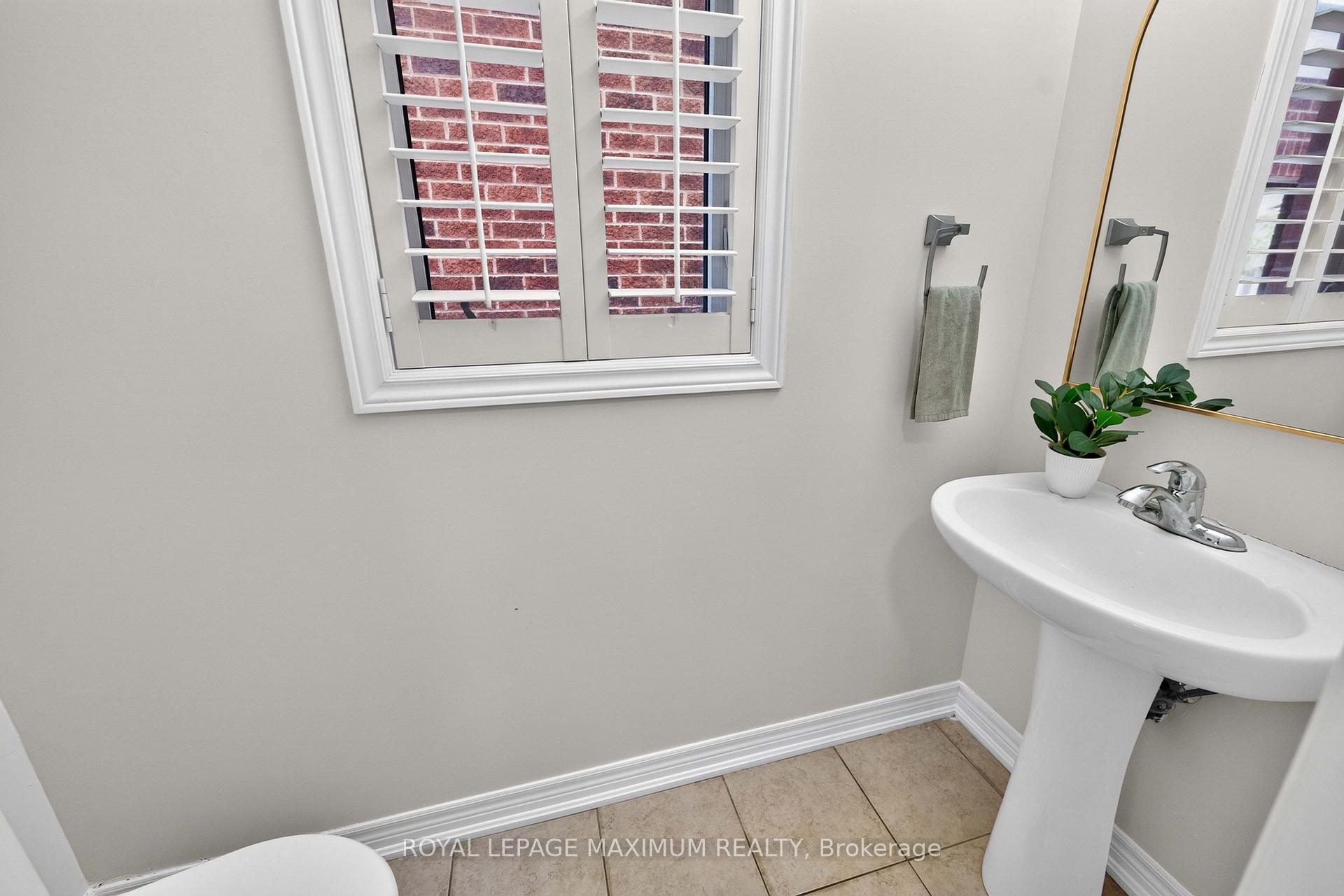 Photo 15 of 95 White Beach Crescent, Vaughan, Patterson — HOMEH