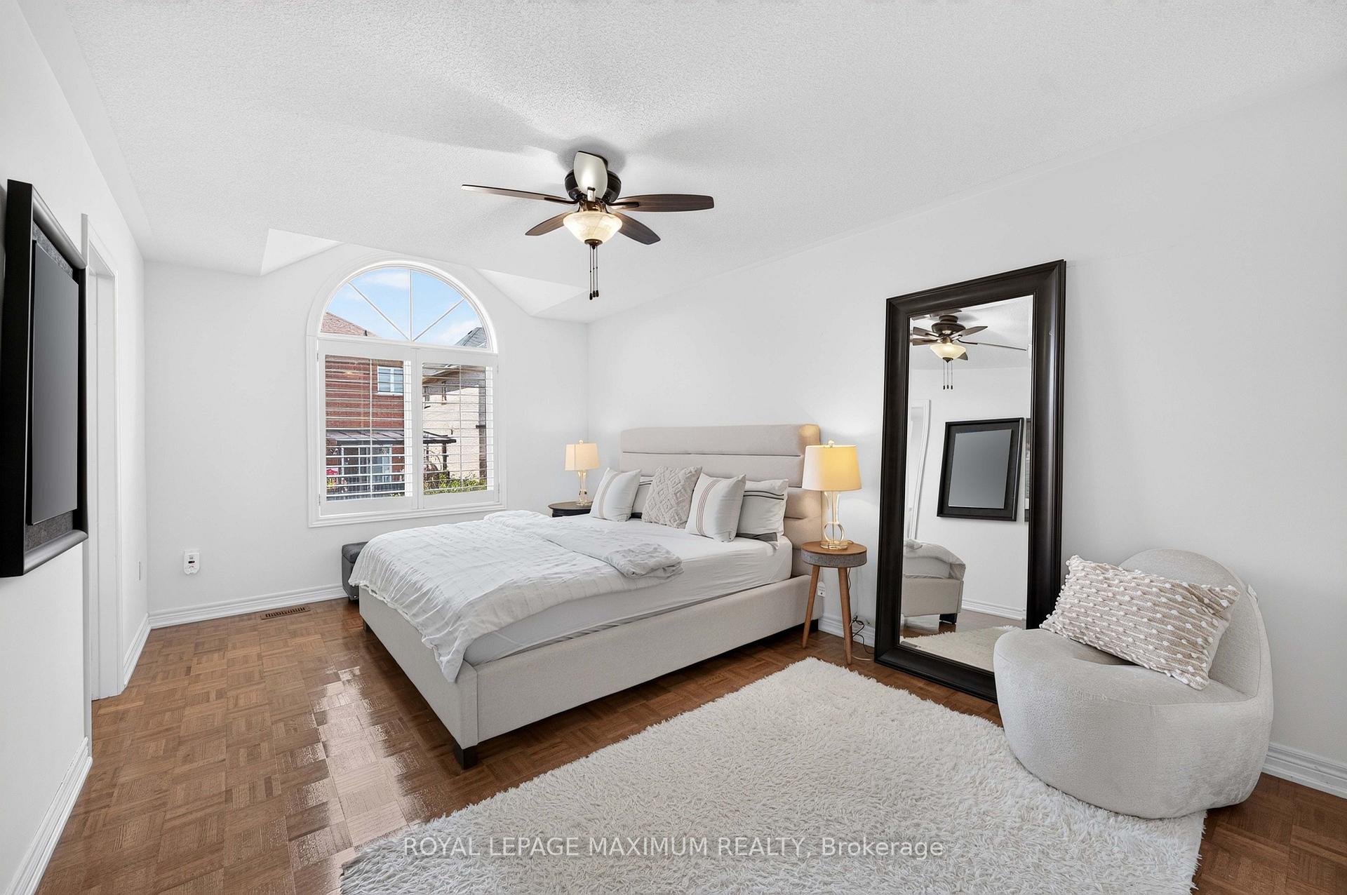 Photo 18 of 95 White Beach Crescent, Vaughan, Patterson — HOMEH