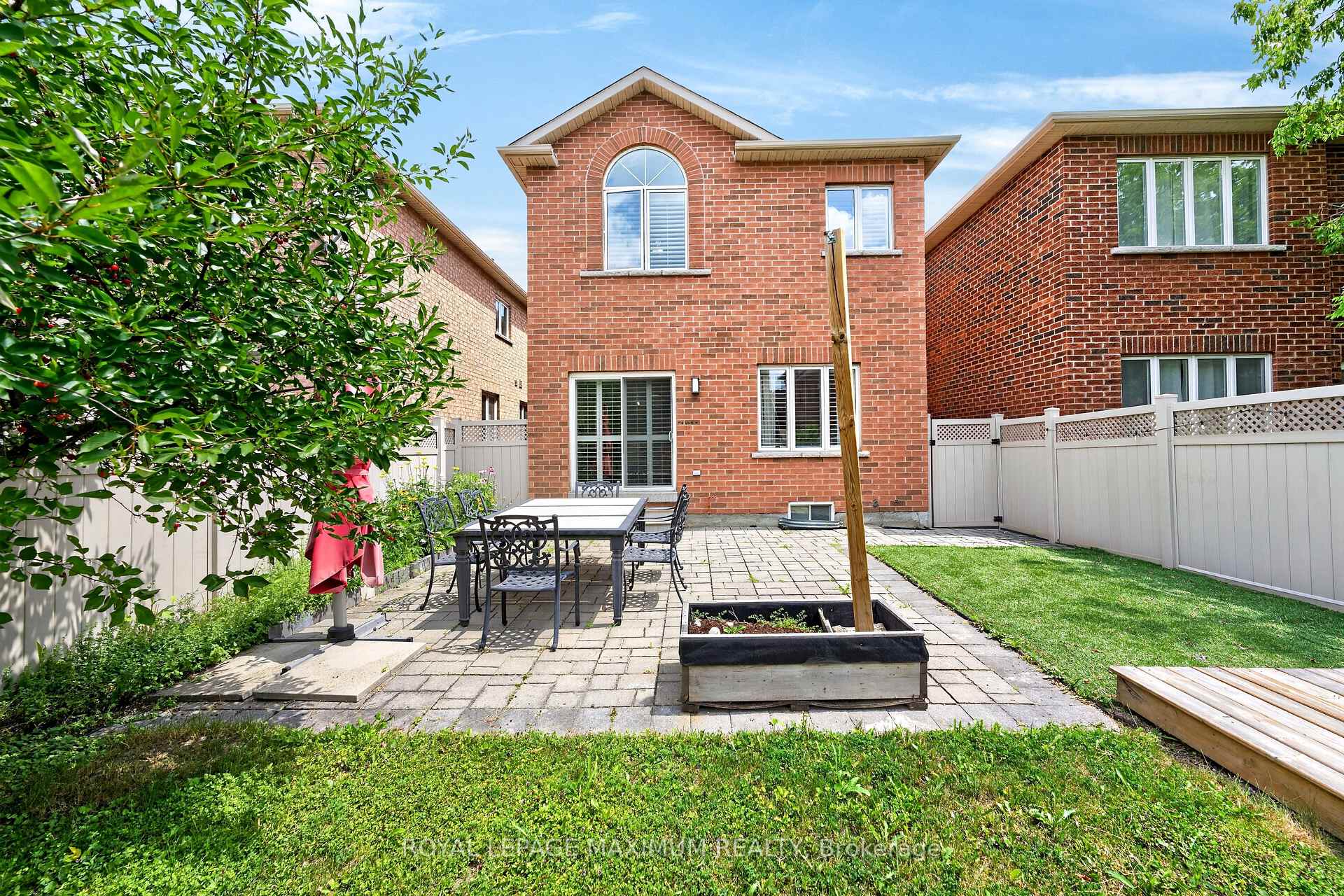 Photo 35 of 95 White Beach Crescent, Vaughan, Patterson — HOMEH
