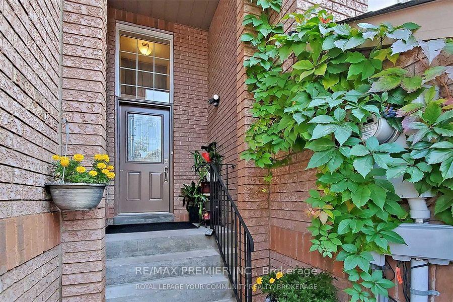 Photo 4 of 47 Tania Crescent, Vaughan, Maple — HOMEH