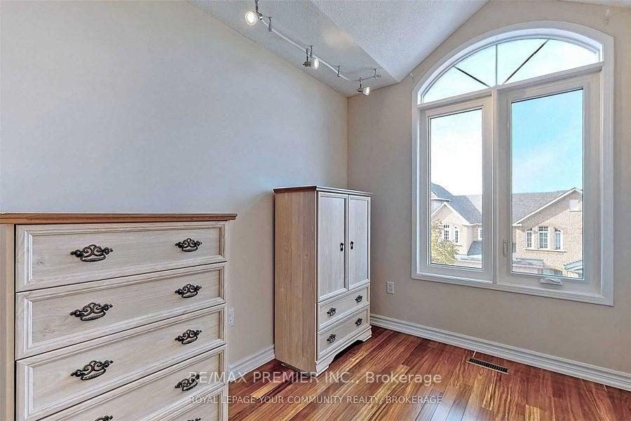Photo 32 of 47 Tania Crescent, Vaughan, Maple — HOMEH