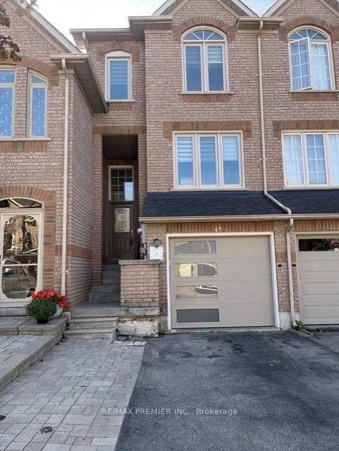 Photo 3 of 47 Tania Crescent, Vaughan, Maple — HOMEH