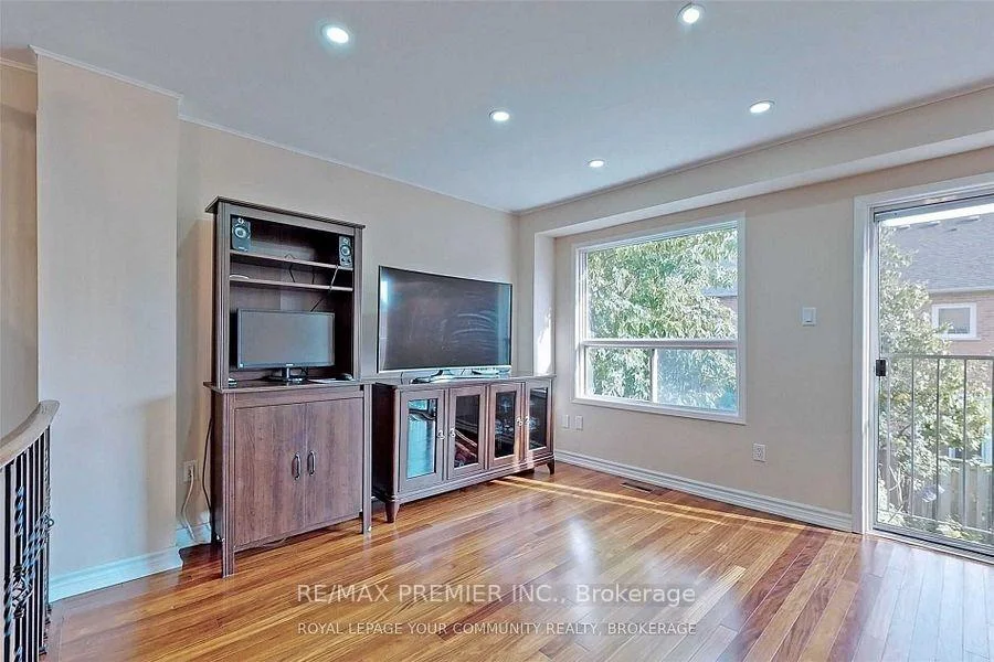 Photo 10 of 47 Tania Crescent, Vaughan, Maple — HOMEH
