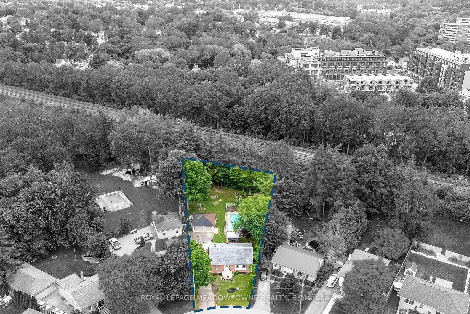 Photo 3 of 46 Hewson Crescent, Halton Hills, Georgetown — HOMEH
