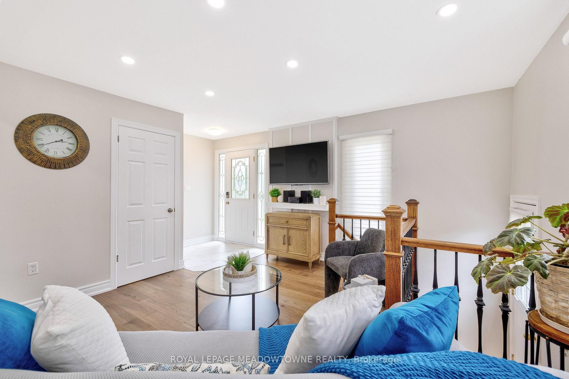 Photo 5 of 46 Hewson Crescent, Halton Hills, Georgetown — HOMEH