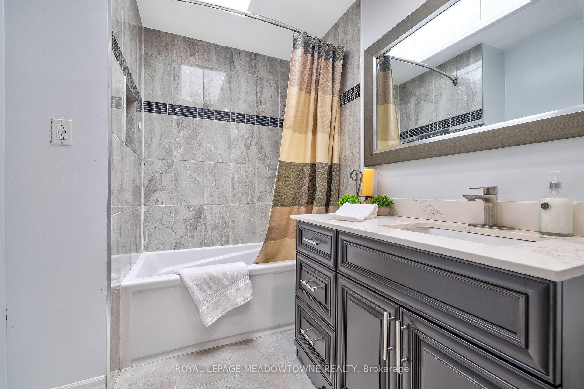 Photo 17 of 46 Hewson Crescent, Halton Hills, Georgetown — HOMEH