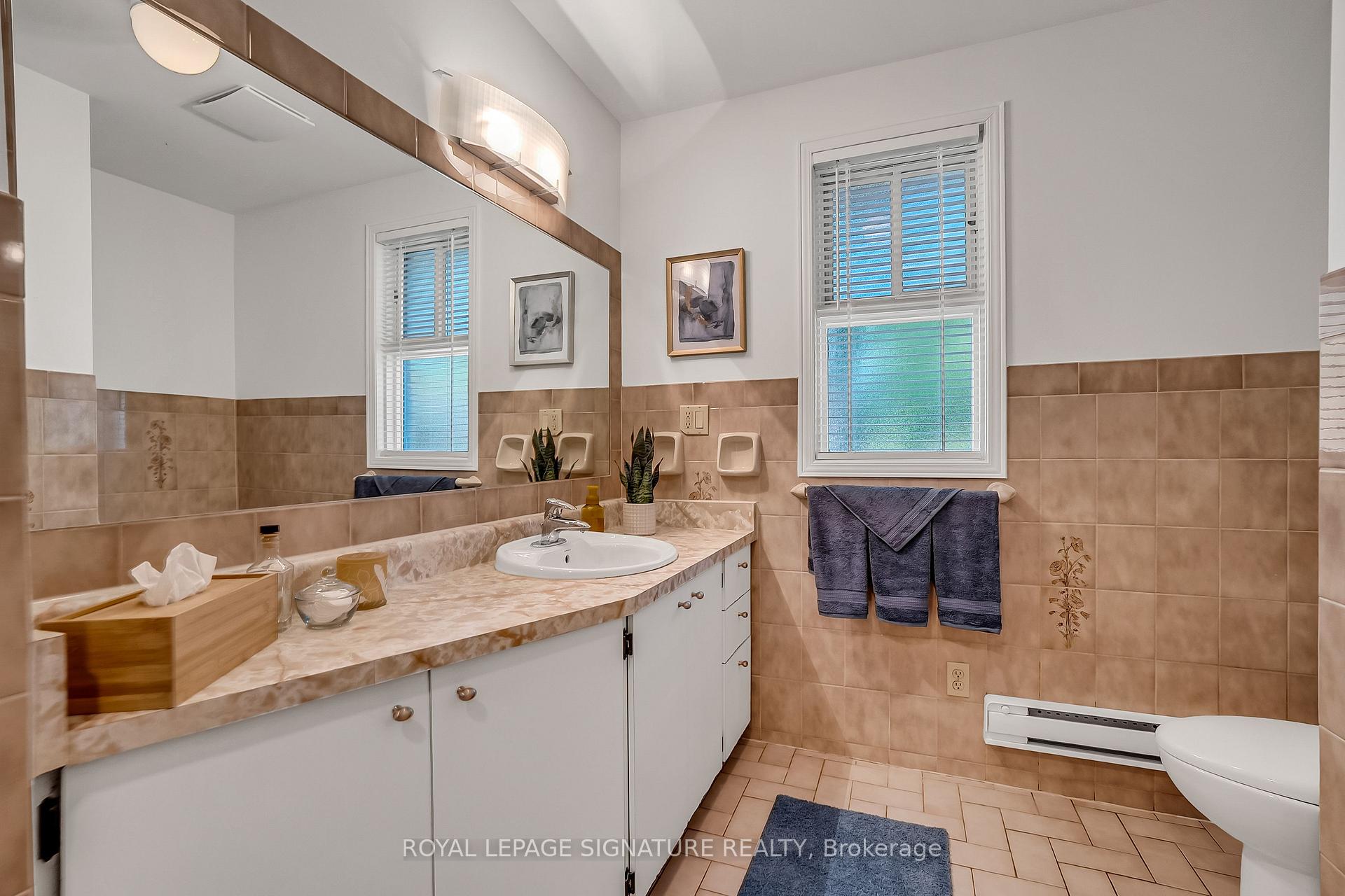 Photo 20 of 55 Hemford Crescent, North York, Banbury-Don Mills — HOMEH
